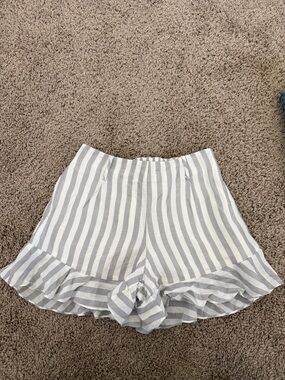 High-Waist Ruffle Hem Striped Shorts - White & Gray